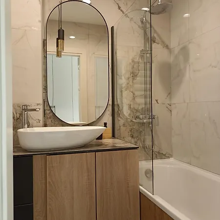 With A Balcony And An Impressive Terrace On The Roof Of The House 公寓